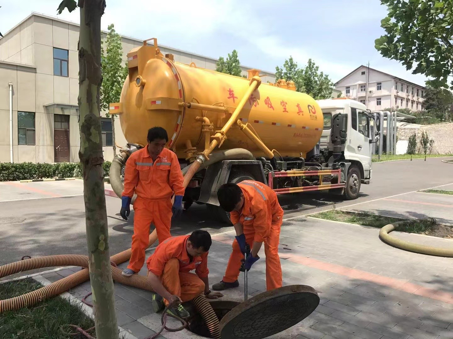 白玉管道疏通车停在窨井附近