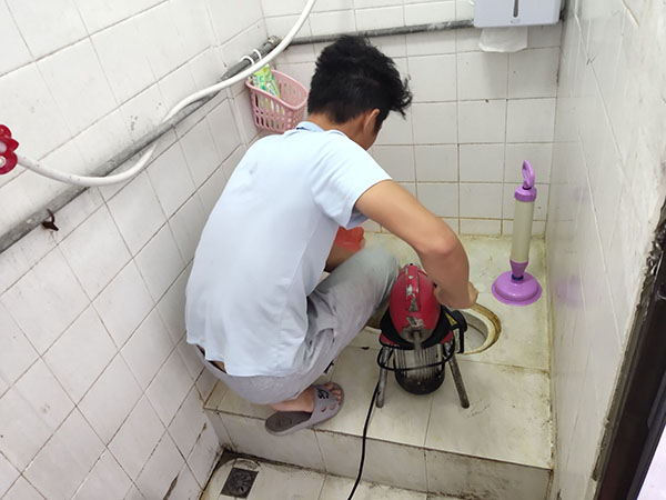 白玉管道堵塞冒臭气 专业师傅现场解决问题