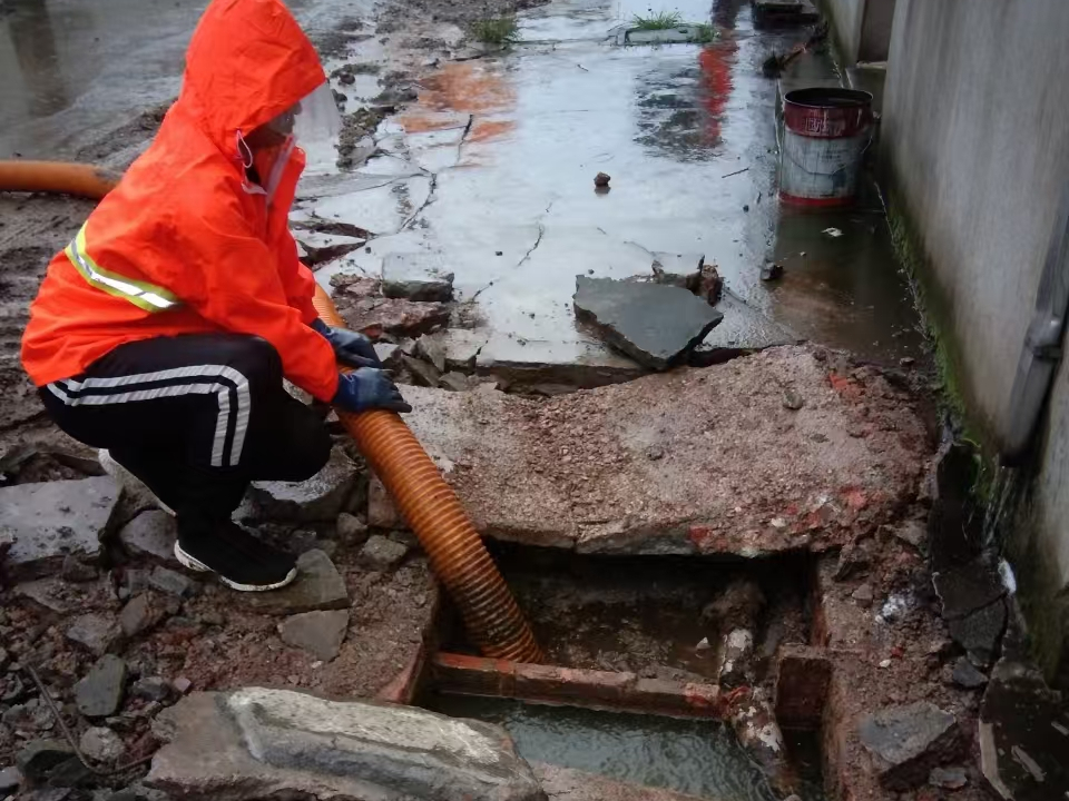 白玉专业清理污水池 炜誉市政以规范流程守护城市 “肠道”